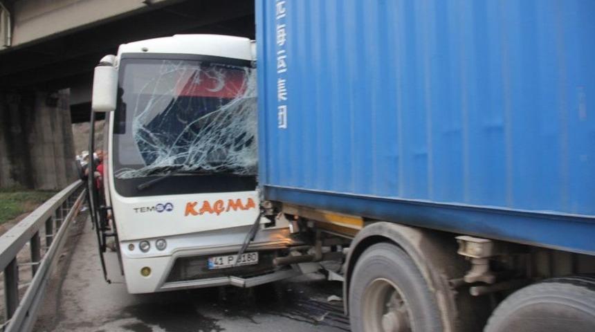 Kocaeli&rsquo;de Midib&uuml;s Tıra &Ccedil;arptı: 7 Yaralı