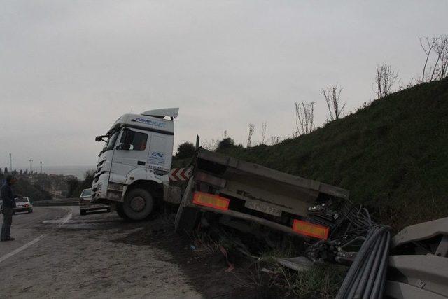 Kocaeli’de Midibüs Tıra Çarptı: 7 Yaralı