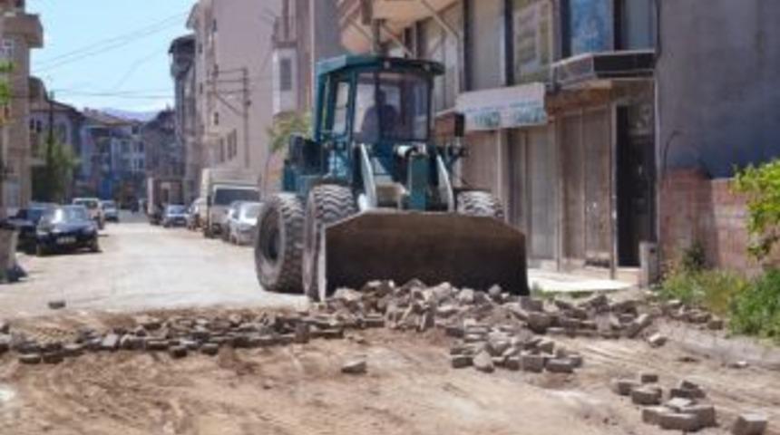 Şuhut’ta Yol Yenileme Çalışmaları Devam Ediyor