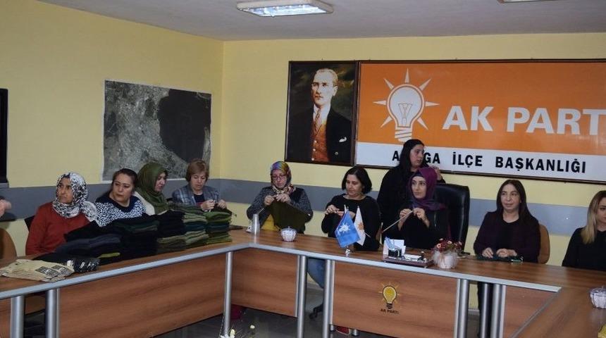 Mehmet&ccedil;iğe &Ccedil;orap Ve Boyunluk &Ouml;rd&uuml;ler