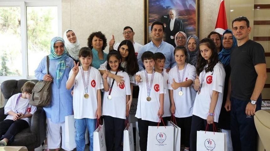 İl M&uuml;d&uuml;r&uuml; &Ouml;zt&uuml;rk, &Ouml;zel Sporcuları &Ouml;d&uuml;llendirdi