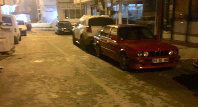 Ehliyetsiz S&uuml;r&uuml;c&uuml; 5 Araca Birden &Ccedil;arpıp Ka&ccedil;tı 3