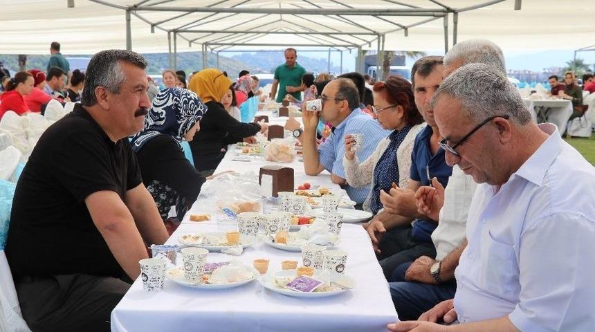 Antalyalı İş&ccedil;iler 1 Mayıs&rsquo;ta Gelen Y&uuml;zde 5&rsquo;lik Zam Haberini Halat &Ccedil;ekerek Kutladı