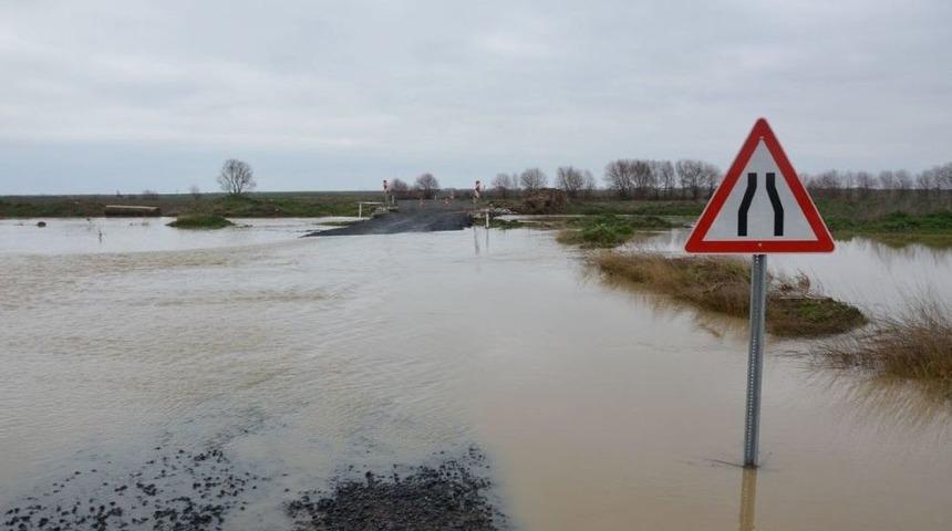 Tekirdağ&rsquo;da Sağanak Yağış Mahalle Yolunu Ulaşıma Kapattı