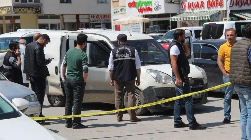 Konya&rsquo;da Bankalara Para Taşıyan Ve İ&ccedil;erisinde 300 İle 500 Bin Lira Olduğu İddia Edilen Kurye Aracı Kimliği Belirsiz Kişi Veya Kişilerce Soyuldu.