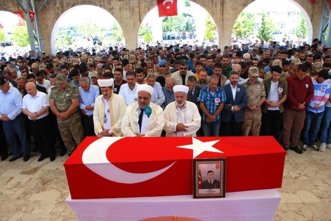 Komutan, Şehidin Babasının G&ouml;zyaşı Ve Terini Sildi