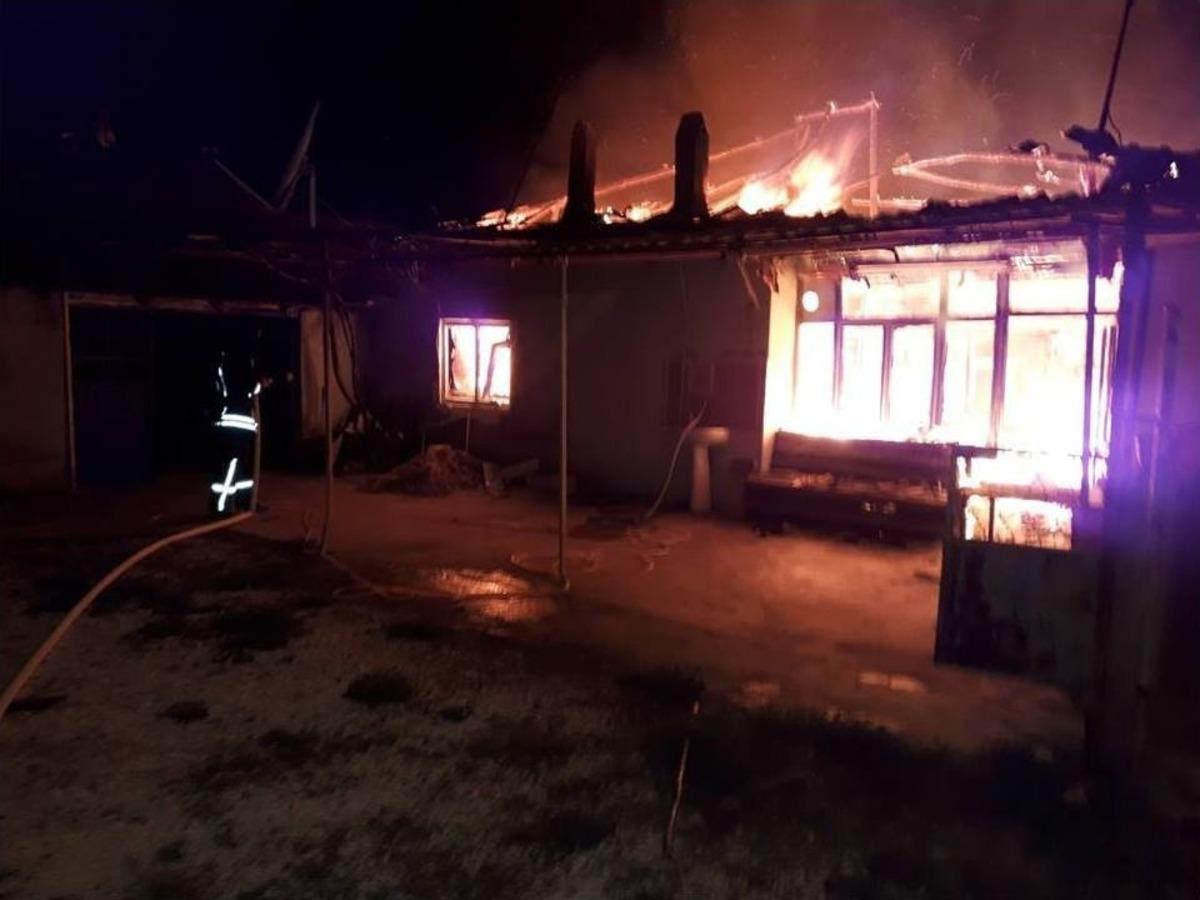 Yangın Evi Alevler İ&ccedil;inde Bıraktı