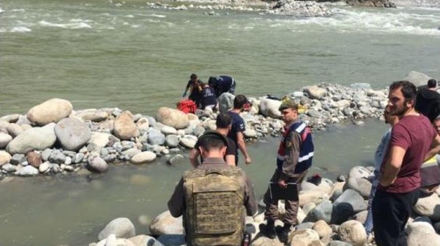 Fırtına Deresinde Rafting Botu Devrildi: Arap Turist Hayatını Kaybetti