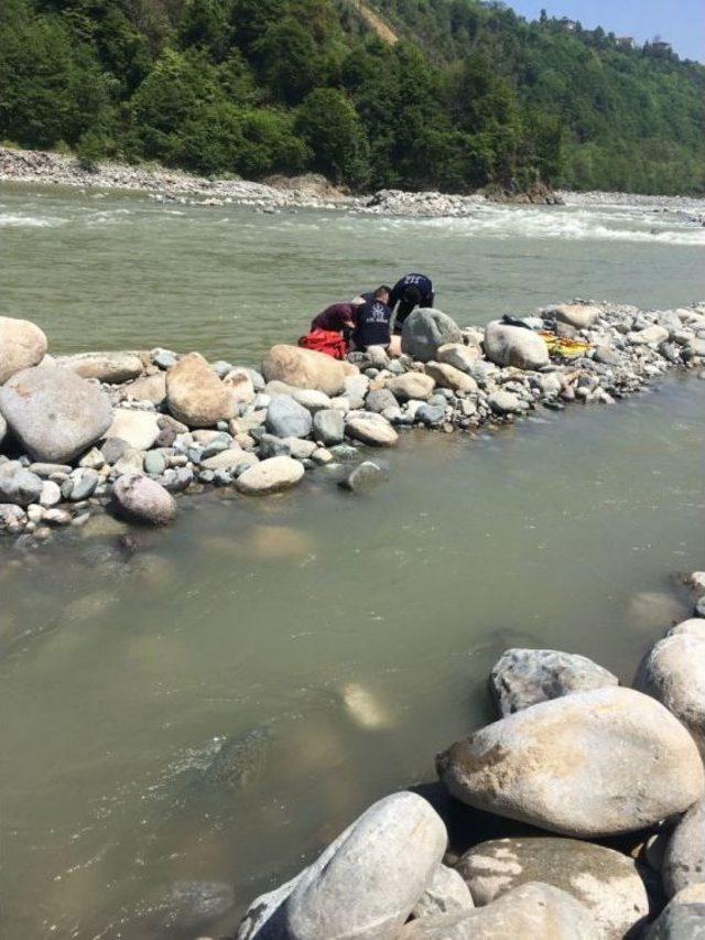 Fırtına Deresinde Rafting Botu Devrildi: Arap Turist Hayatını Kaybetti