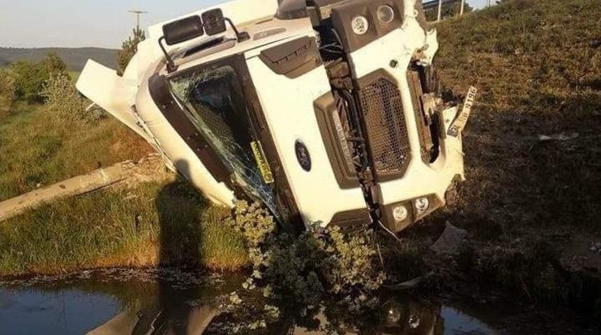 Şarampole Devrilen Tırdan Sağ Kurtuldu