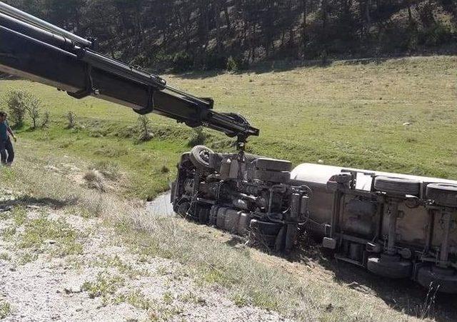 Şarampole Devrilen Tırdan Sağ Kurtuldu