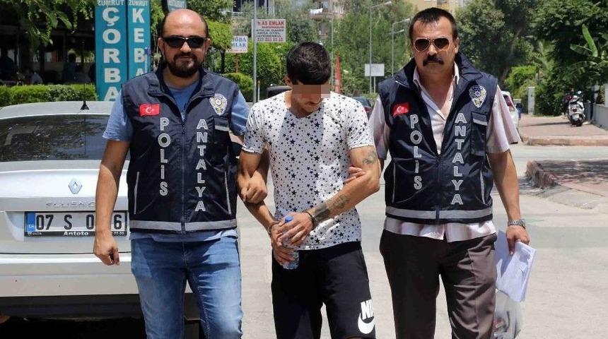 Oy Kullanmaya Giden Vatandaşa Se&ccedil;im Faresi Şoku