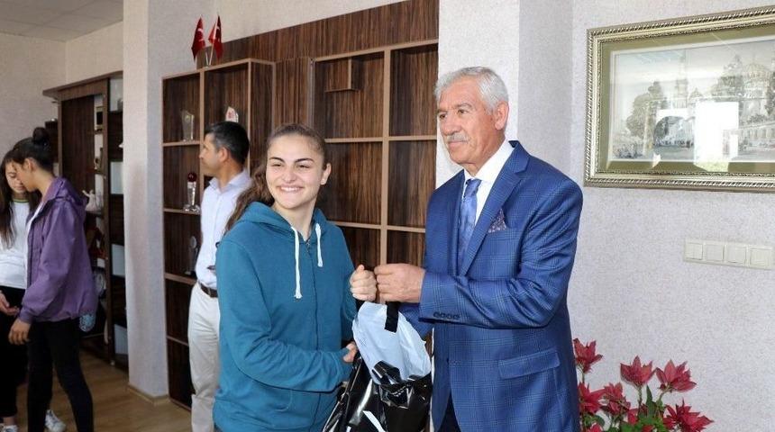 Kupalarını Aldılar, Mutluluklarını Osman Elmalı İle Paylaştılar