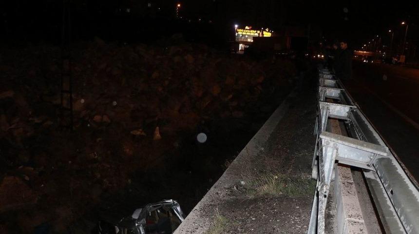 Otomobille &Ccedil;arpıştı, Şarampole U&ccedil;tu: 3 Yaralı