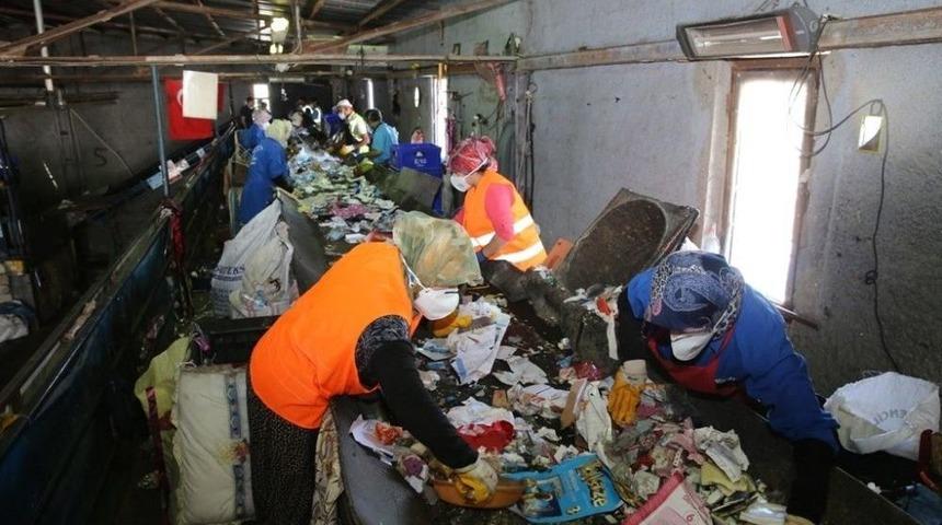 Melikgazi&rsquo;deki Park Ve Bah&ccedil;elere, Geri D&ouml;n&uuml;ş&uuml;m Tesislerine Kadın Eli Değiyor