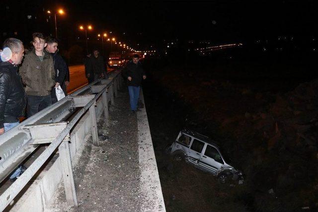 Otomobille Çarpıştı, Şarampole Uçtu: 3 Yaralı