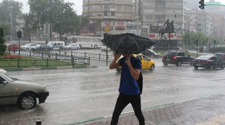 Bursa&rsquo;da Kısa S&uuml;ren Yağış Hayatı Olumsuz Etkiledi