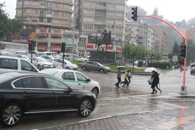 Bursa’da Kısa Süren Yağış Hayatı Olumsuz Etkiledi