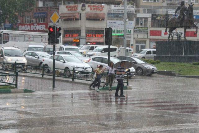 Bursa’da Kısa Süren Yağış Hayatı Olumsuz Etkiledi