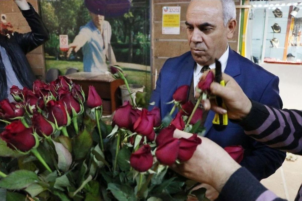 &Ccedil;i&ccedil;ek&ccedil;iler Sevgililer G&uuml;n&uuml; İ&ccedil;in 24 Saat &Ccedil;alışıyor