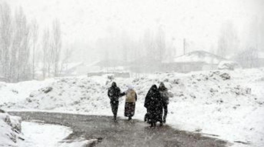 Doğu Anadolu B&ouml;lgesi Yeniden Kar Yağışının Etkisi Altına Girdi