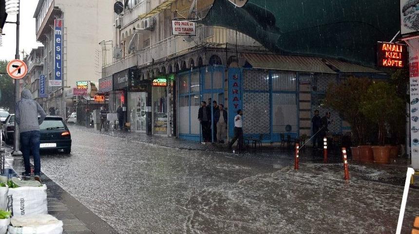 Malatya&rsquo;da Mayıs Ayında Yağan Dolu Şaşırttı