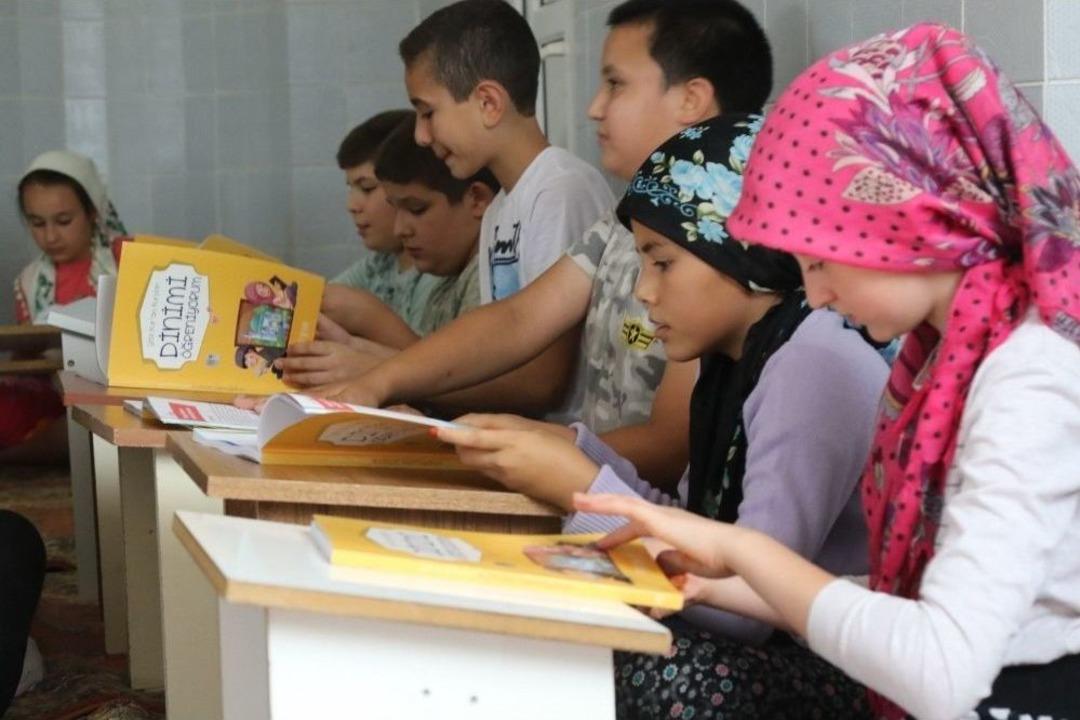 Camiler &Ccedil;ocuk Sesleriyle Şenlendi