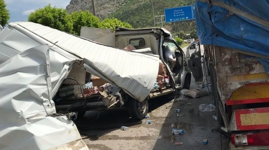 Tıra &Ccedil;arpan Minib&uuml;s Kağıt Gibi Par&ccedil;alandı