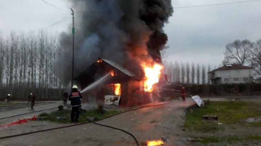 Akaryakıt İstasyonu Yanındaki Lastik&ccedil;i D&uuml;kkanı Alev Alev Yandı
