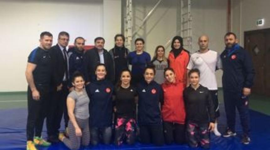 Musa Aydın&rsquo;dan Kadın Milliler&rsquo;e Ziyaret