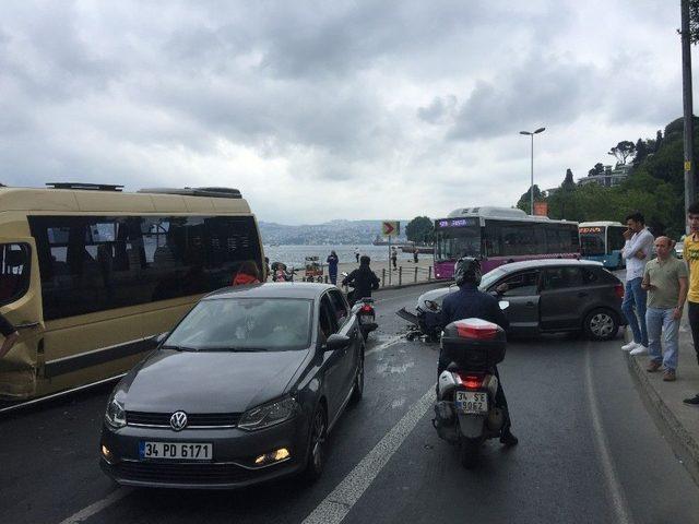 Tarabya’da Minibüs Ve Otomobil Kafa Kafaya Çarpıştı