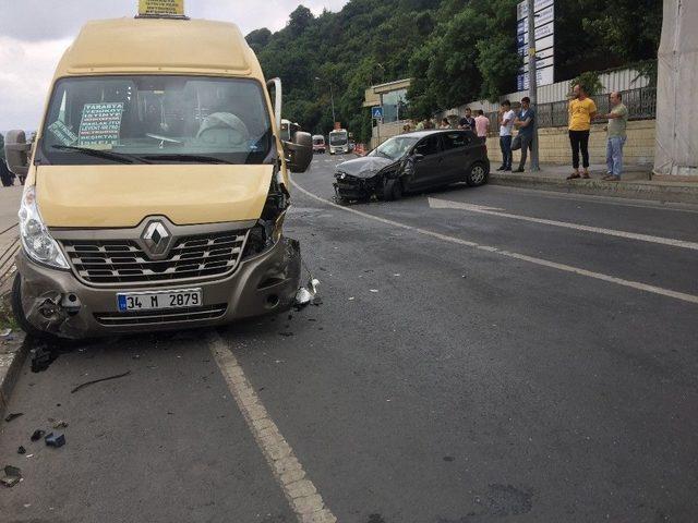 Tarabya’da Minibüs Ve Otomobil Kafa Kafaya Çarpıştı