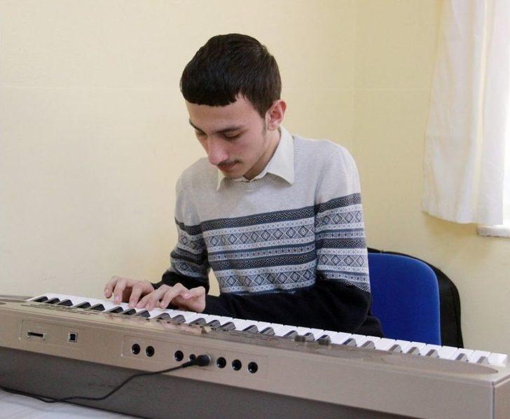 Engelli Öğrenciler Murat Boz’u Memleketine Davet Etti G1