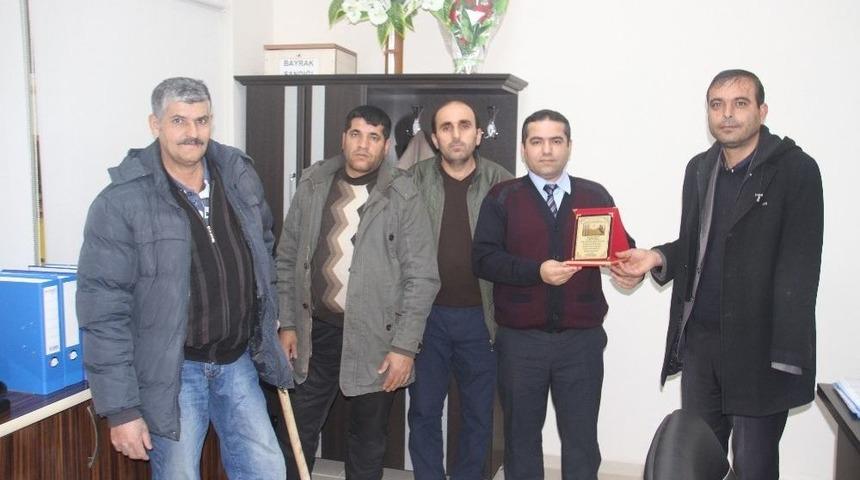 Engellilerden M&uuml;d&uuml;r Bozkurt&rsquo;a Plaket