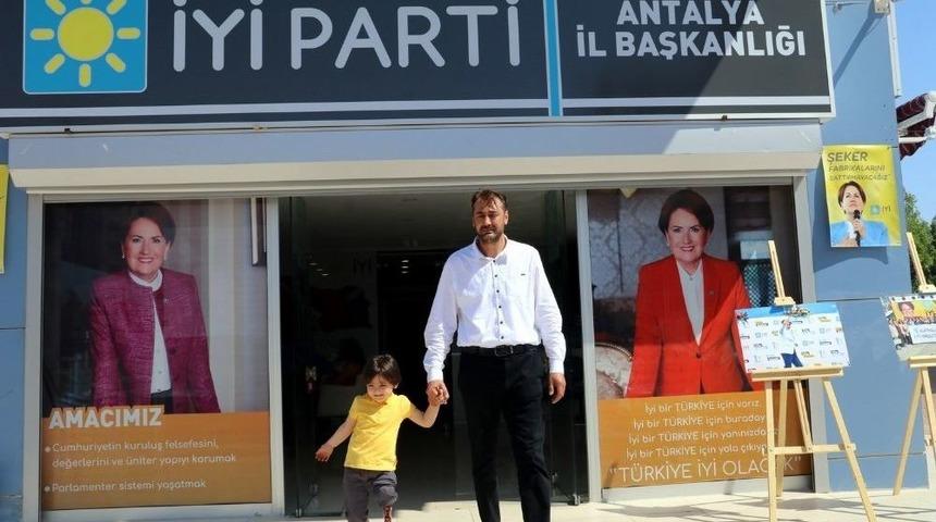 Evine Hazırladığı Düzenekle Kızı Minik Özge’ye Yürümeyi Öğreten Baba Milletvekili Aday Adayı Oldu