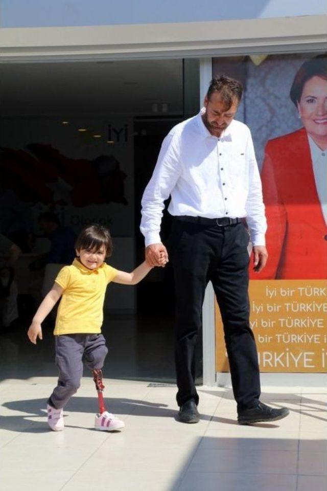 Evine Hazırladığı Düzenekle Kızı Minik Özge’ye Yürümeyi Öğreten Baba Milletvekili Aday Adayı Oldu