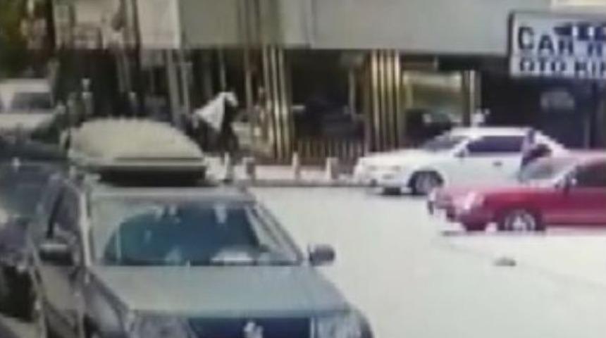 Konya’da Kurye Aracından Para Çalan Soyguncu Kamerada