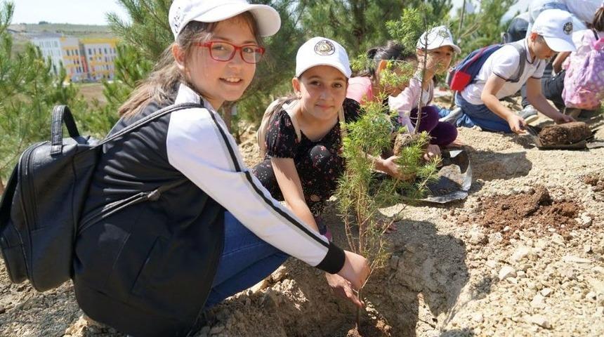 Minik Öğrenciler Beraber Büyüyecekleri Fidanlarını Toprakla Buluşturdu
