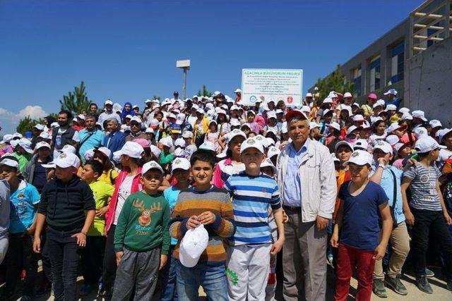 Minik Öğrenciler Beraber Büyüyecekleri Fidanlarını Toprakla Buluşturdu