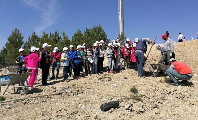 Minik Öğrenciler Beraber Büyüyecekleri Fidanlarını Toprakla Buluşturdu