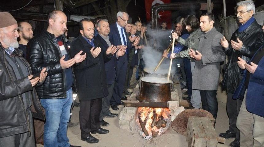 Sakarya&rsquo;da K&ouml;yl&uuml;ler Afrinde G&ouml;rev Yapan Mehmet&ccedil;iğe Uğut Tatlısı Hazırlıyor