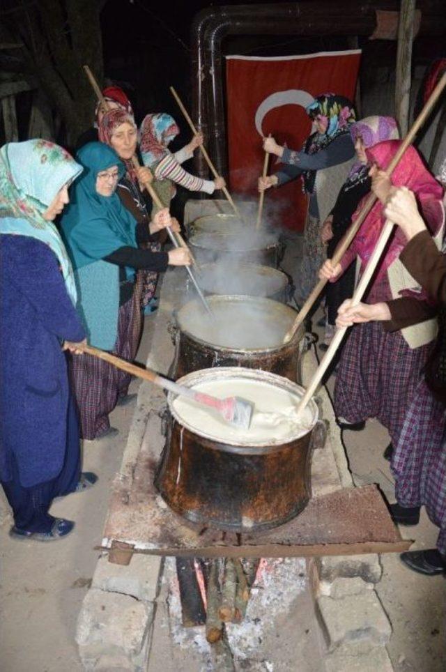 Sakarya’da Köylüler Afrinde Görev Yapan Mehmetçiğe Uğut Tatlısı Hazırlıyor