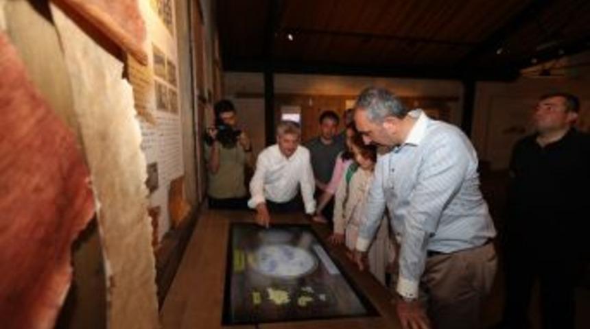 Bakan G&uuml;l, İslam Bilim Tarihi M&uuml;zesi&rsquo;ni Gezdi