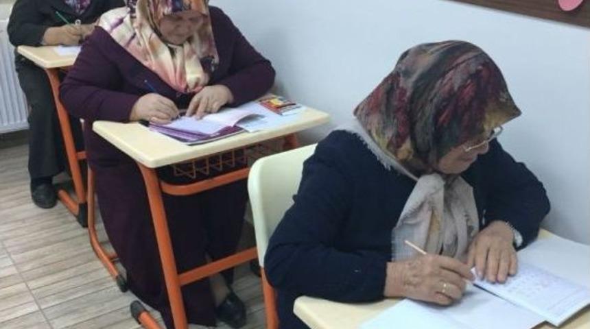 Vezir&ccedil;iftliği Semt Konağında 7&rsquo;den 70&rsquo;e Herkes Eğitim Alıyor