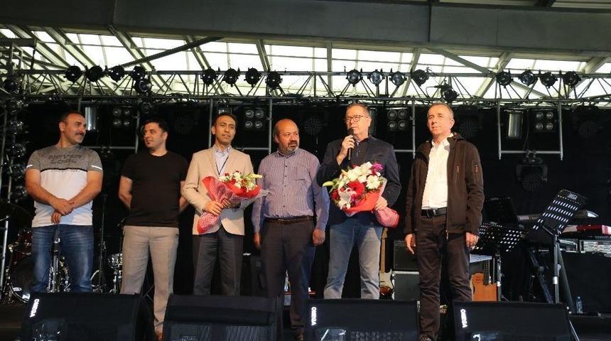 Koray Avcı&rsquo;dan, Fabrikada İş&ccedil;ilere 1 Mayıs Konseri