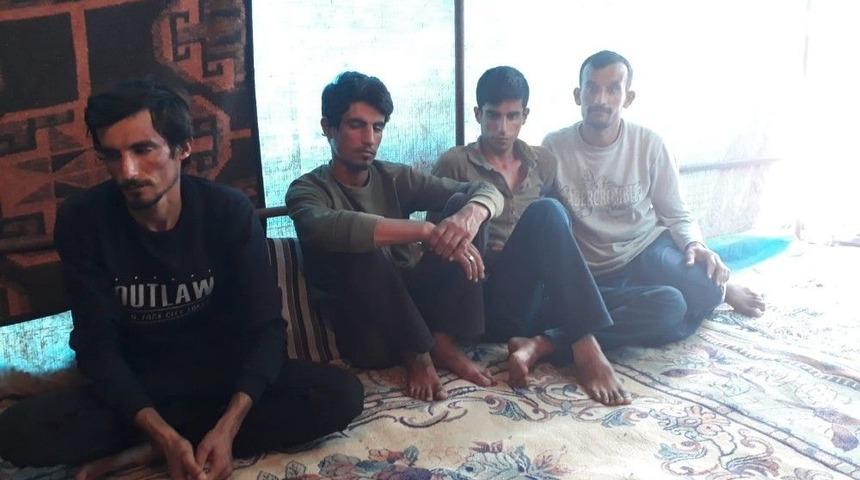 Suriyeli Ailenin Acı Bekleyişi S&uuml;r&uuml;yor