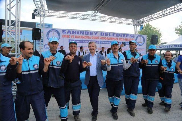 1 Mayıs’ı Çalışanları İle Mangal Yaparak Kutladı