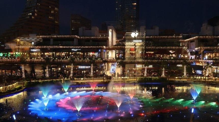 Ataşehir&rsquo;de Sevgililer G&uuml;n&uuml;&rsquo;nde Havuzda Tango G&ouml;sterisi