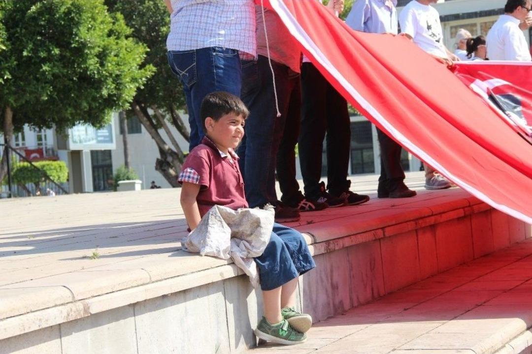 Gelin Ve Damat Kendilerini Y&uuml;r&uuml;y&uuml;ş&uuml;n Ortasında Buldu