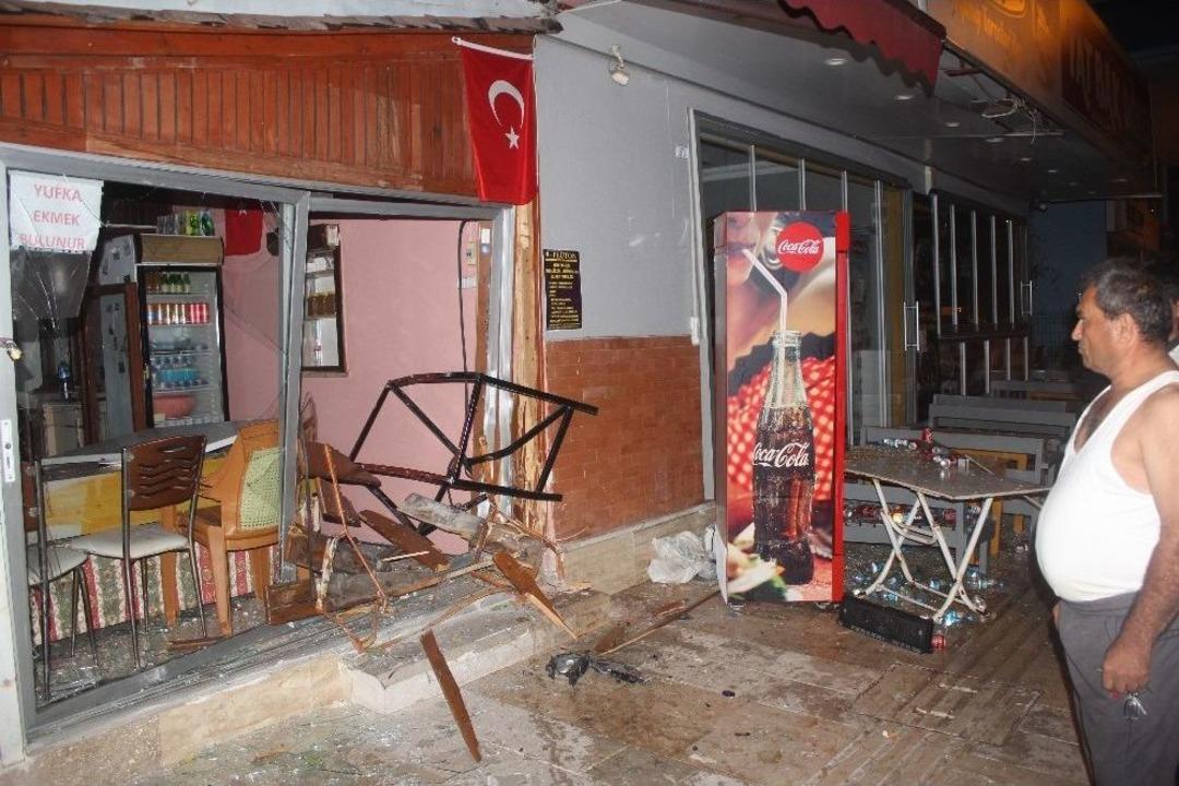 Antalya&rsquo;da Taksiyle &Ccedil;arpışan Otomobil İşyerine Girdi